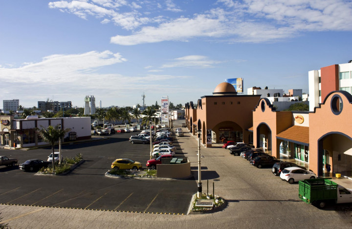 LOCAL COMERCIAL EN RENTA EXCELENTE UBICACIÓN EN EL BLVD PRINCIPALDE BOCA DEL RIO