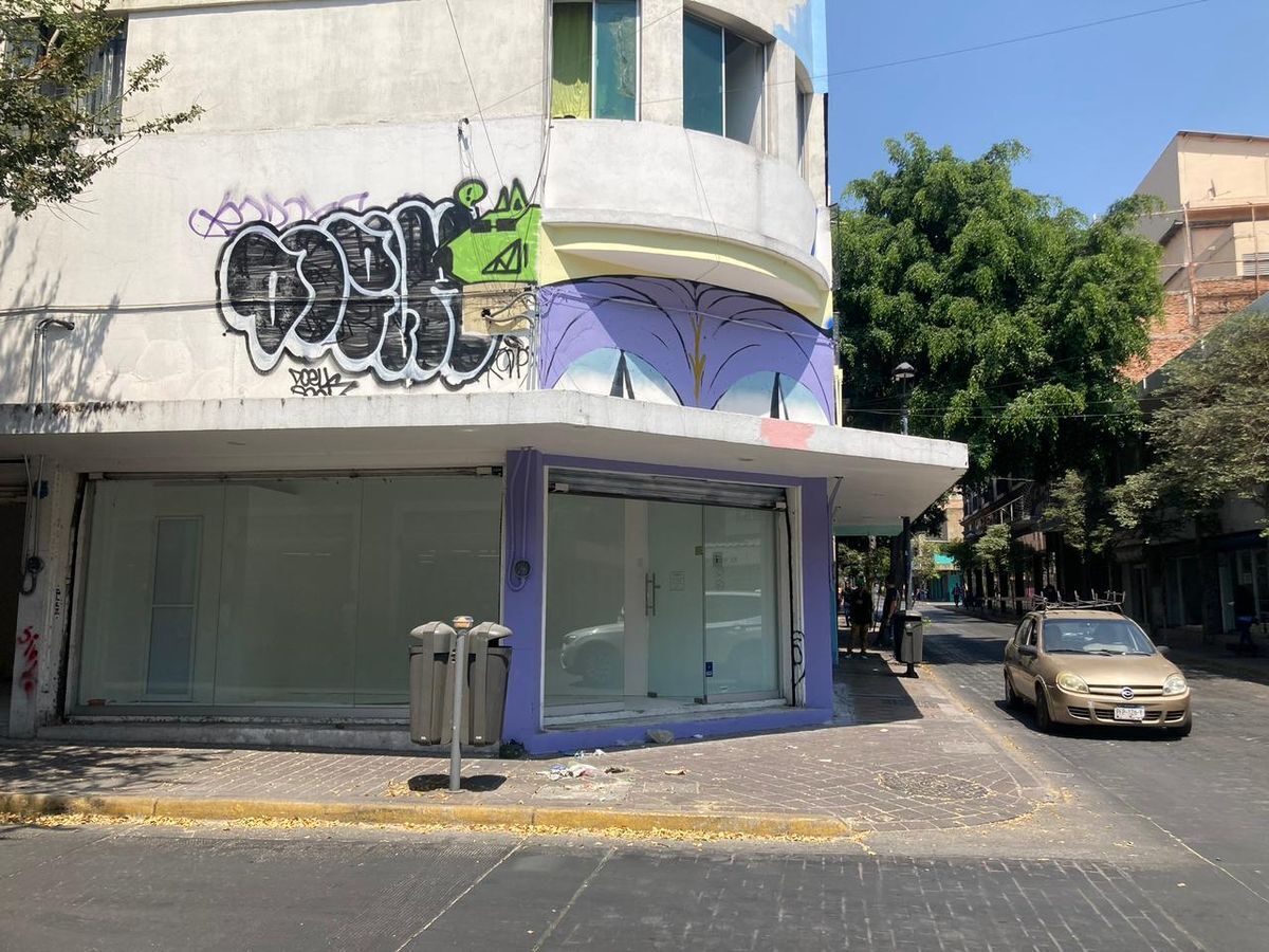 Local comercial en renta para diversos giros esquina con Lopez Cotilla y Donato