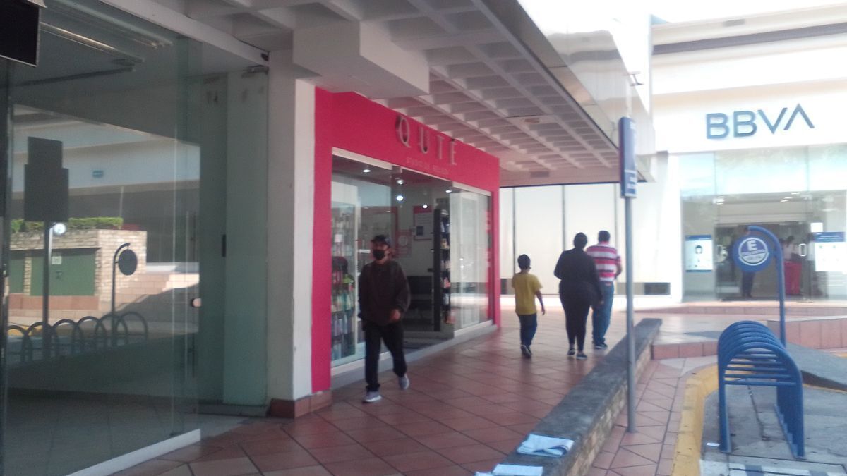 local-en-plaza-de-sol-afuera-del-bancomer3-14062