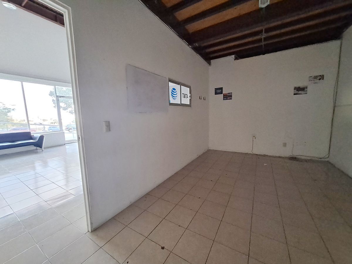 local-en-renta-con-estacionamiento-junto-a-bancomer-plaza-mirador7-20468