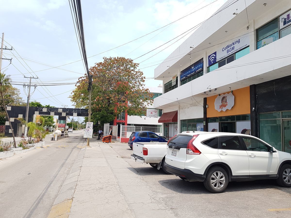 LOCAL EN RENTA, U OFICINA, DENTRO DE PLAZA COMERCIAL. CARMEN, CAMPECHE.