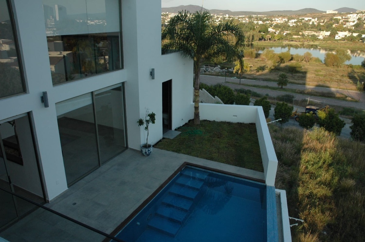 LUJOSA CASA EN RENTA CON ALBERCA PROPIA Y VISTA AL LAGO JURIQUILLA