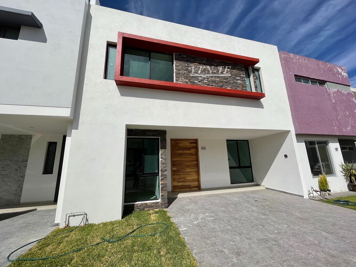 NUEVA CASA EN VENTA DE TRES RECÁMARAS Y ESTUDIO EN COTO CONSOLIDADO EN SOLARES