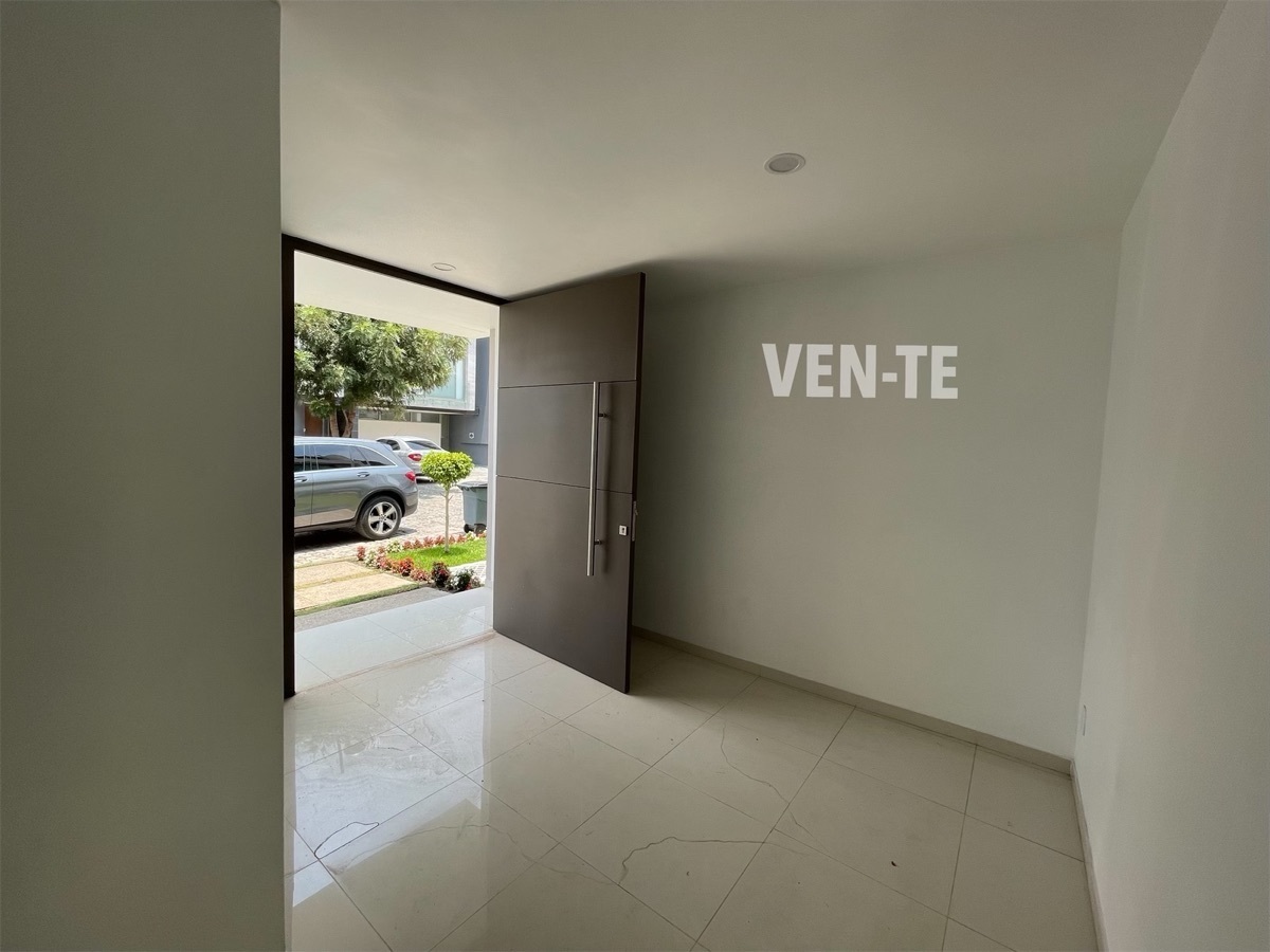 nueva-casa-en-venta-en-coto-pegado-al--parque-con-lago-en-solares7-32671