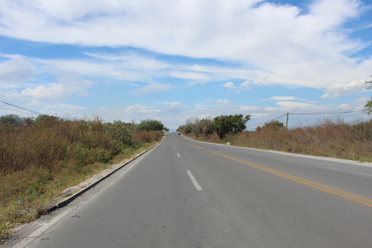 OPORTUNIDAD PARA INVERTIR, DESARROLLAR, TERRENO PLANO SOBRE CARRETERA A LA ENTRA