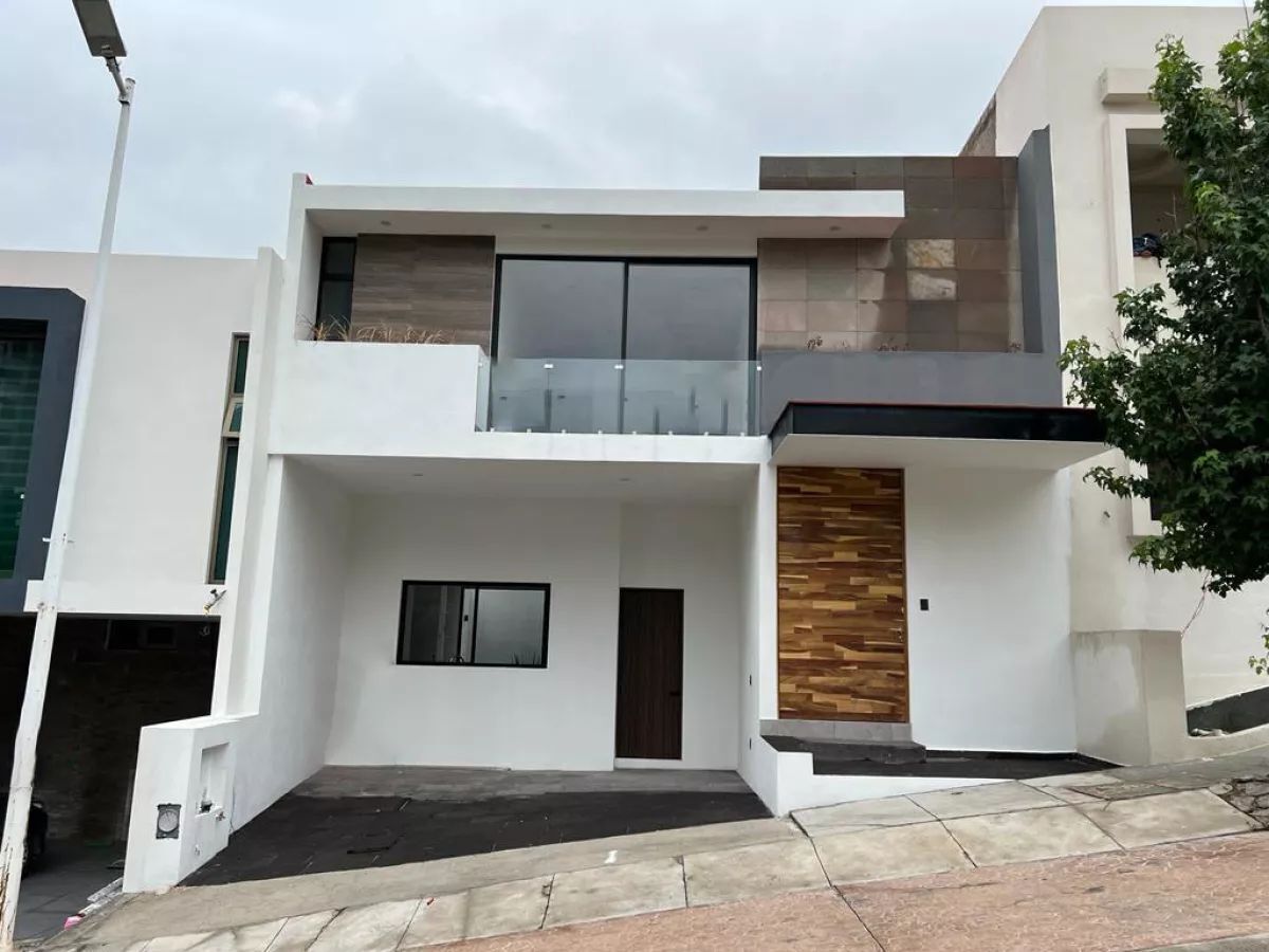 Puerta Norte Tres Marías Casa en VENTA, excelente ubicación y acabados de lujo