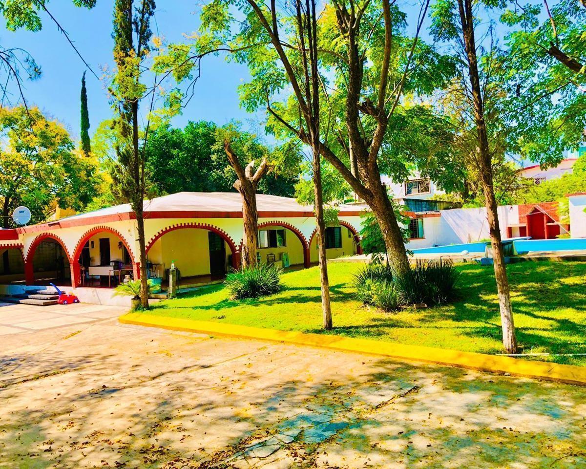 QUINTA EN VENTA EN EL YERBANIZ, ALBERCA y amplio JARDIN, DE OPORTUNIDAD !!!,