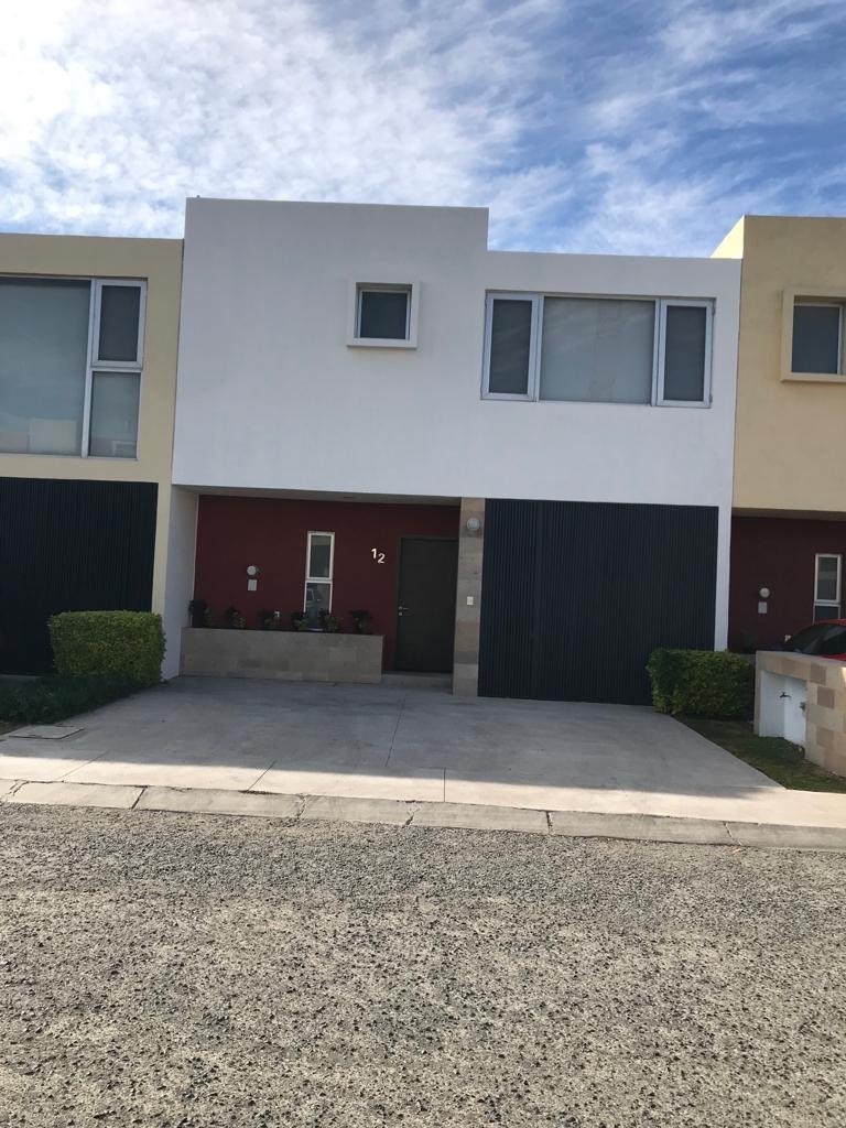 Renta casa en Lomas del Marqués.