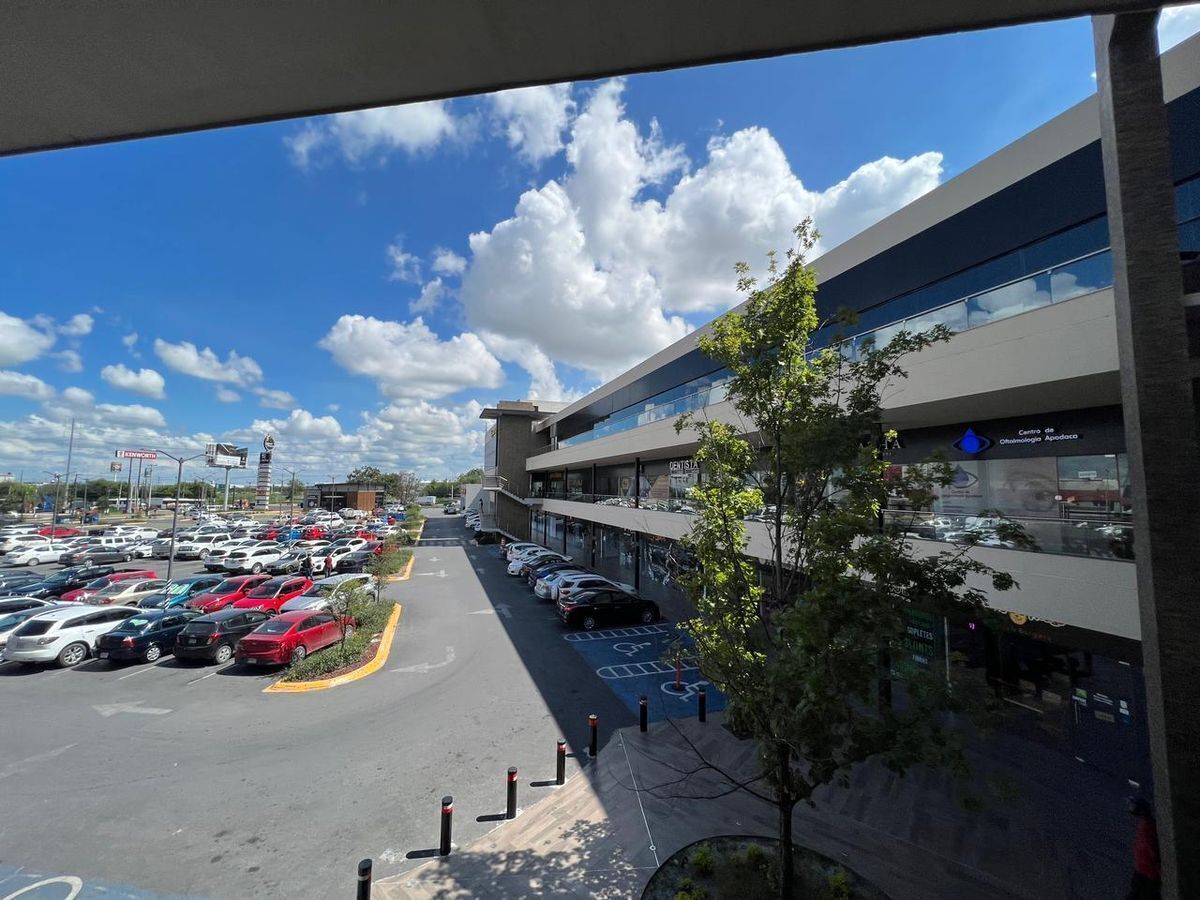 Renta de local con terraza para restaurant en Plaza el Molino, Apodaca