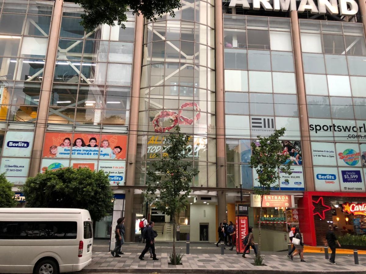 RENTA DE LOCAL EN PLAZA COMERCIAL INSURGENTES(SOTANO)