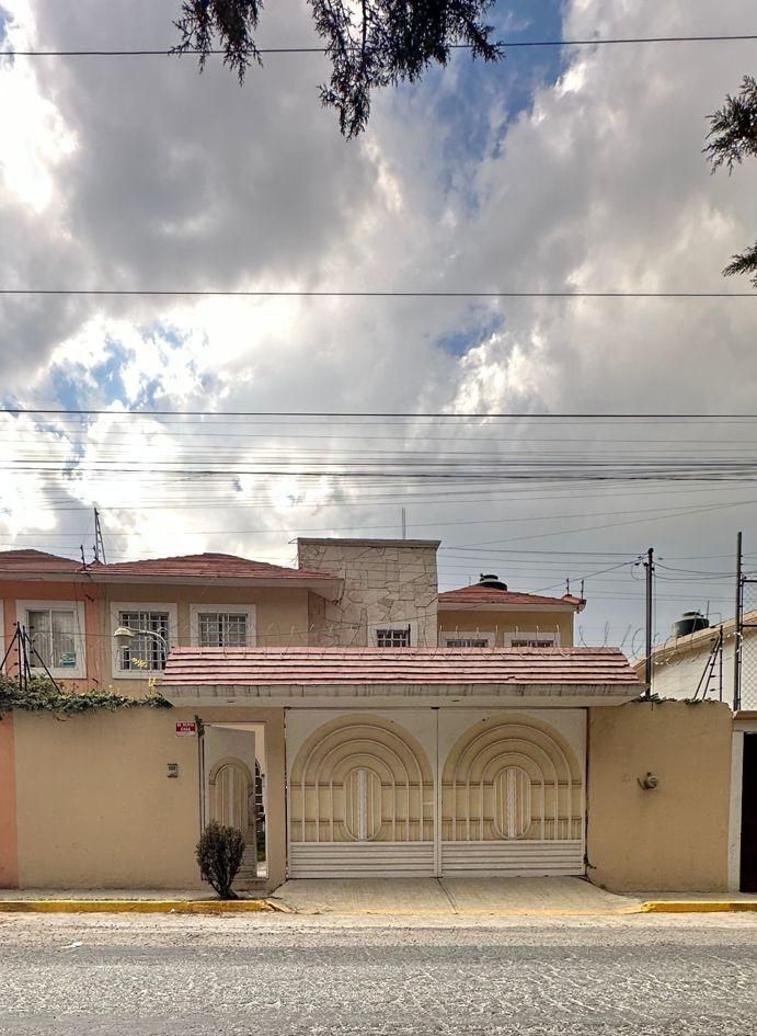 RENTO FABULOSA CASA SOLA AÚN LADO DE LA DEPORTIVA, ZINACANTEPEC.