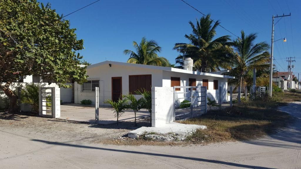 Se Renta a Largo Plazo Hermosa y Comoda Casa a Una Cuadra del Mar en Progreso