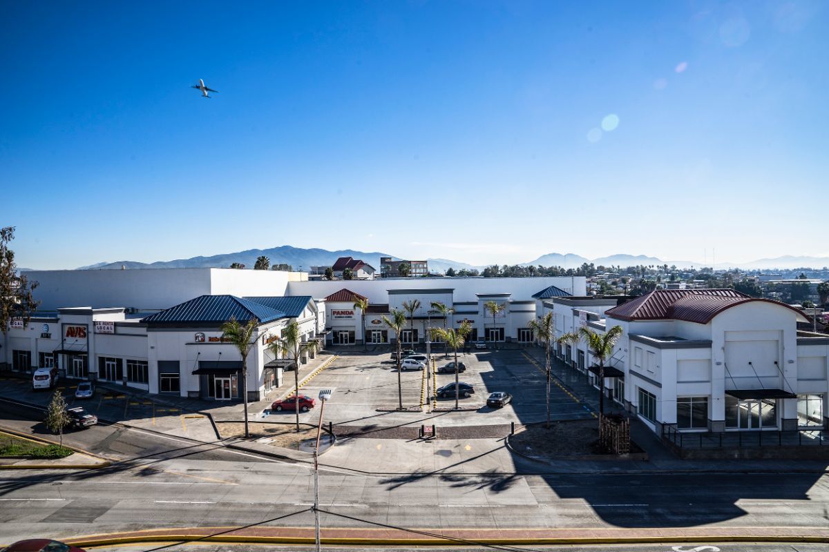 Se renta amplio local, Plaza Aeropuerto, Col Aeropuerto y Libertad