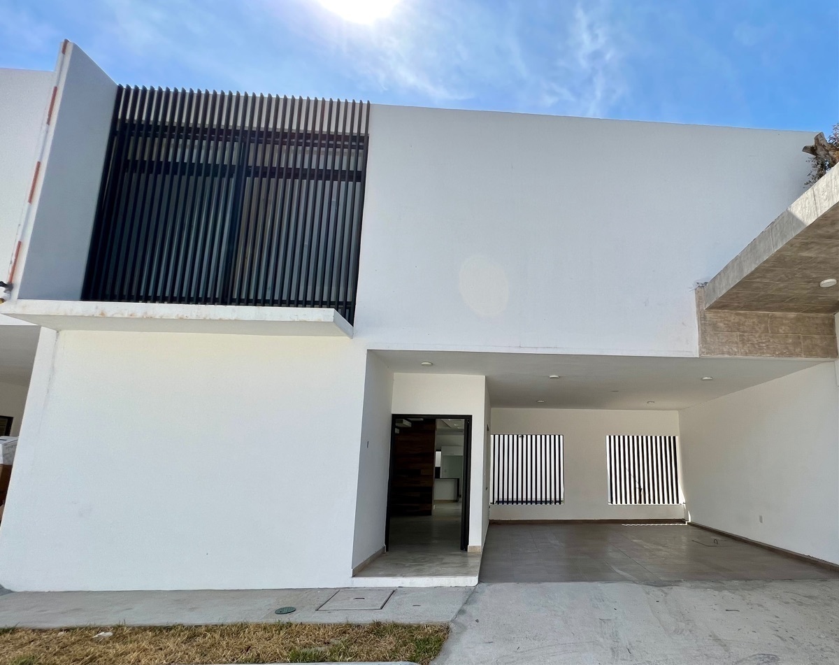 SE VENDE CASA NUEVA CON ALBERCA