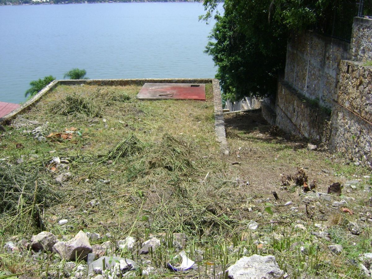 TERRENO CON ACCESO  Y HERMOSA VISTA AL LAGO