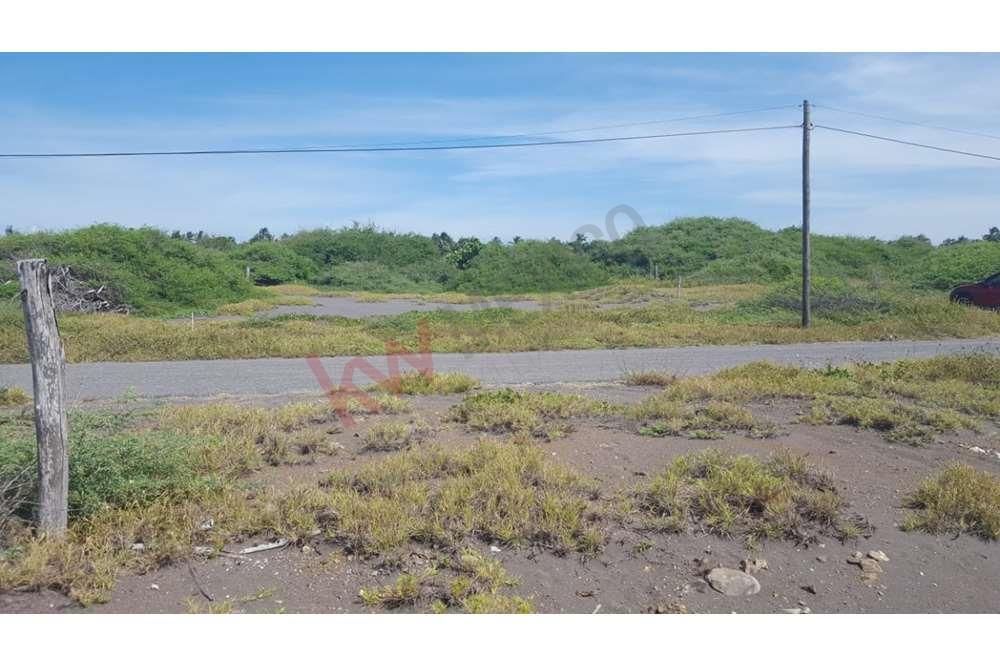 TERRENO EN VENTA COLIMA, CUYUTLAN. LOTE PARA CONSTRUIR FRENTE A LA PLAYA. EN ESQ