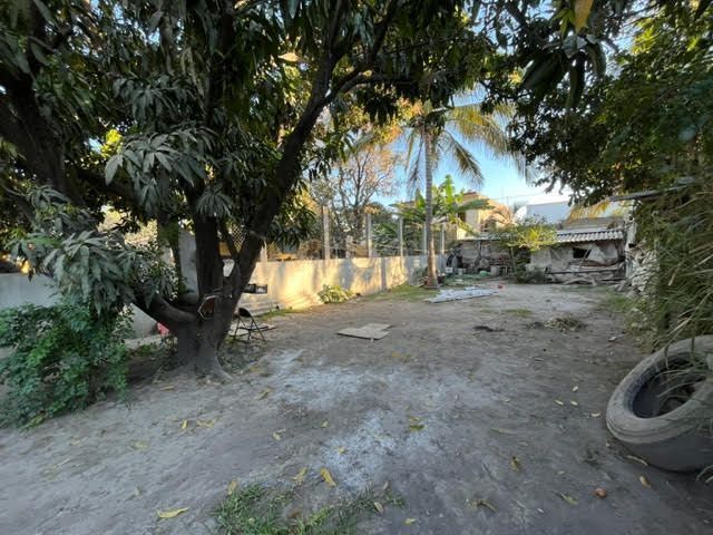 Terreno en venta con pequeña construcción