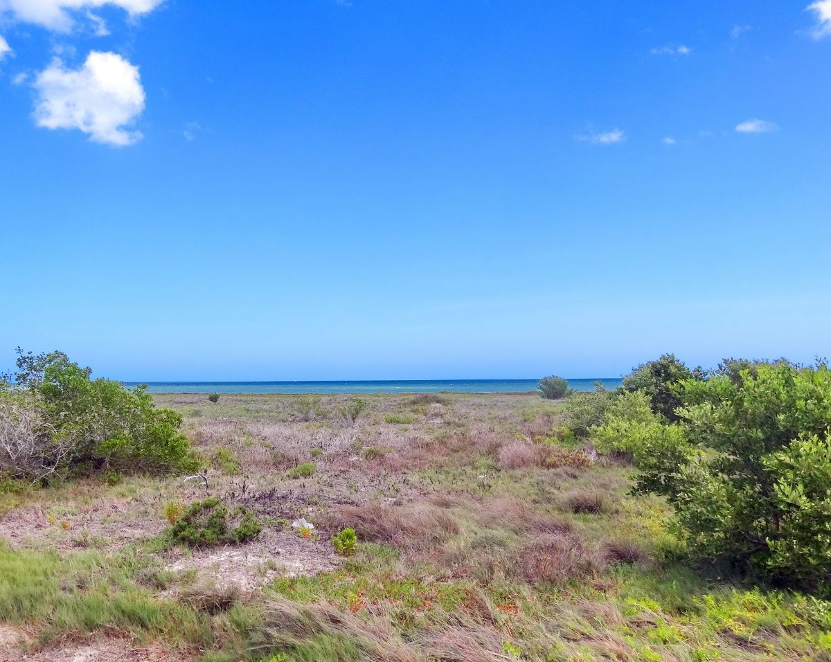 Terreno en venta frente al mar en Santa Clara, 20 metros lineales de playa