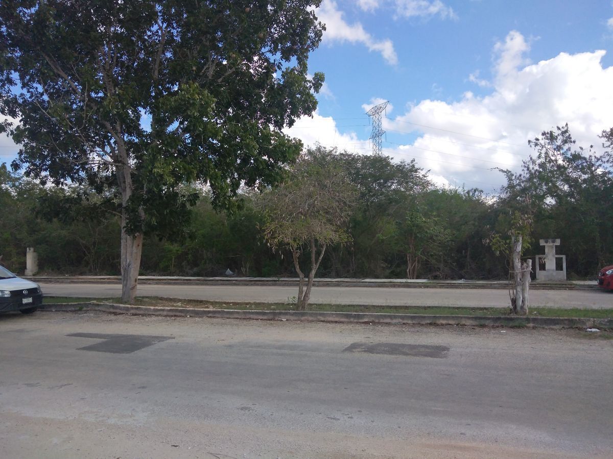 TERRENO GRANDE RESIDENCIAL EN VENTA EN CHOLUL MERIDA SOBRE AVENIDA