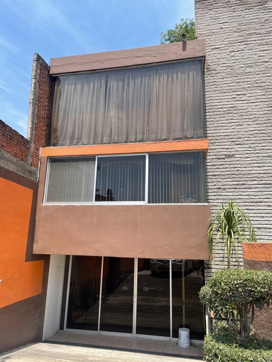 VENDO ESPECTACULAR CASA CON AMPLIO JARDIN