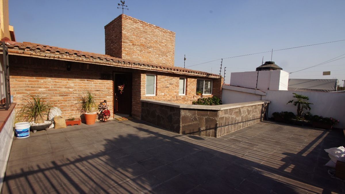 venta-casa-remodelada-con-jardin-hermosa-vista-jardines-de-san-mateo28-27644