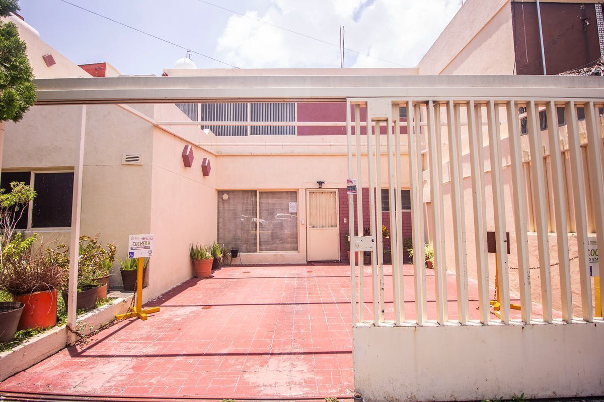 VENTA DE CASA CON USO DE SUELO MIXTO EN JARDINES ALCALDE, GUADALAJARA, JALISCO