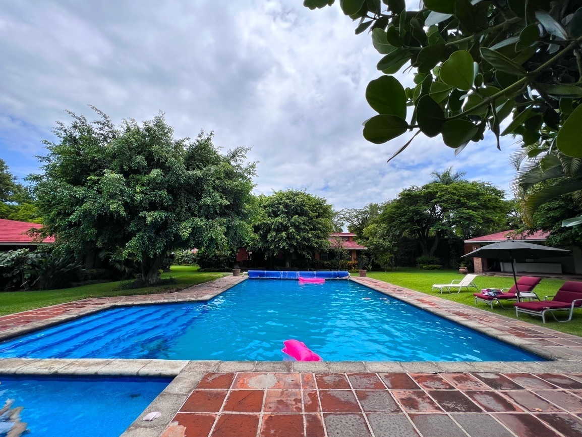 VENTA DE CASA EN CONDOMINIO COL JACARANDAS CUERNAVACA CON ALBERCA Y JARDIN