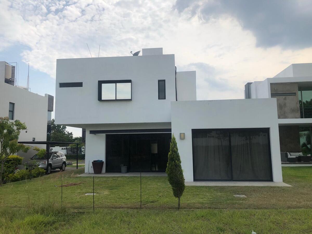 VENTA DE CASA EN COTO PRIVADO EN COLIMA