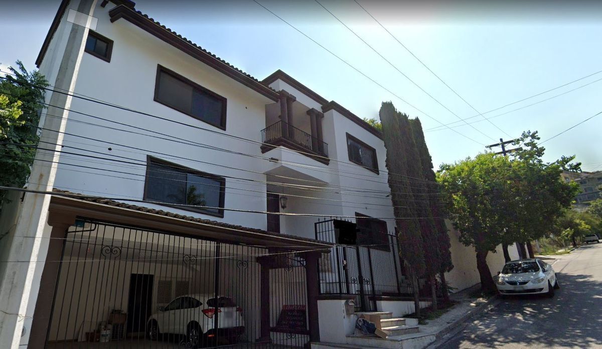 VENTA Hermosa  casa - C. COLORINES - San Pedro Garza García NL.